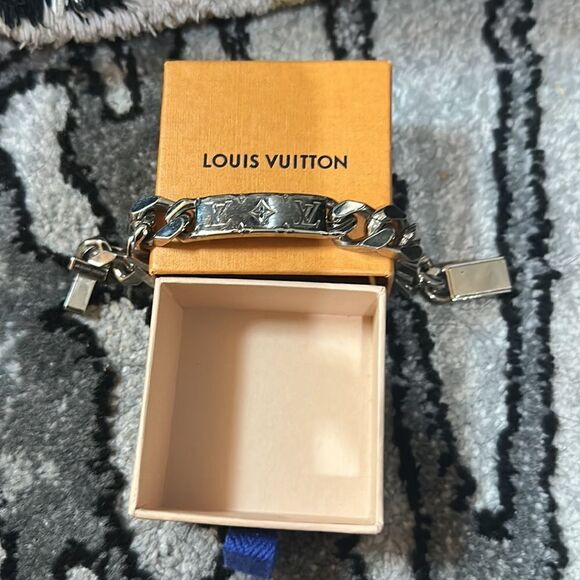 UNISEX Louis Vuitton Bracelet  M62486 Silver - Picture 4 of 16